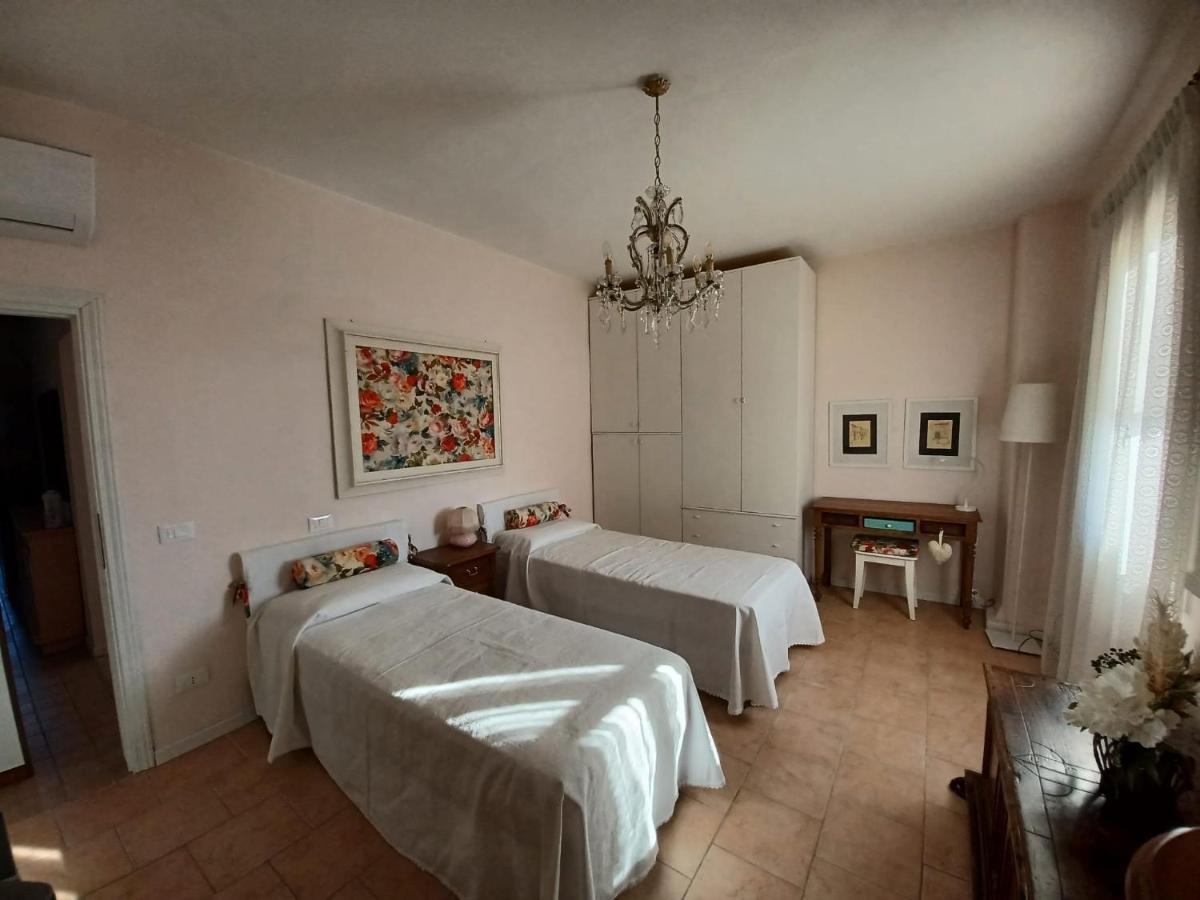 Casa Vacanze L'Acquerello Lari Buitenkant foto