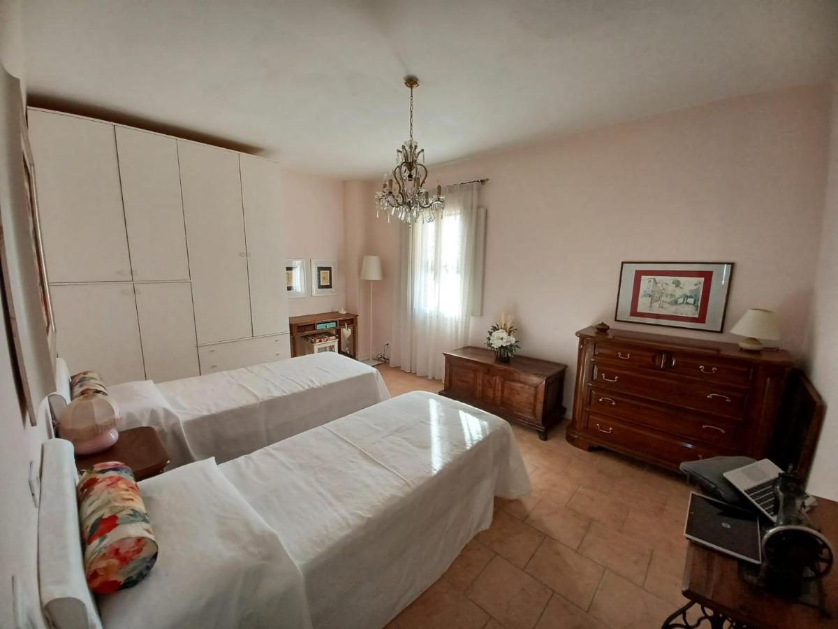 Casa Vacanze L'Acquerello Lari Buitenkant foto