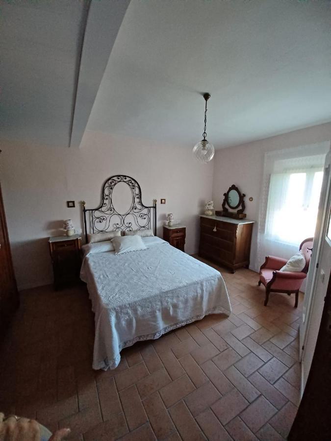 Casa Vacanze L'Acquerello Lari Buitenkant foto