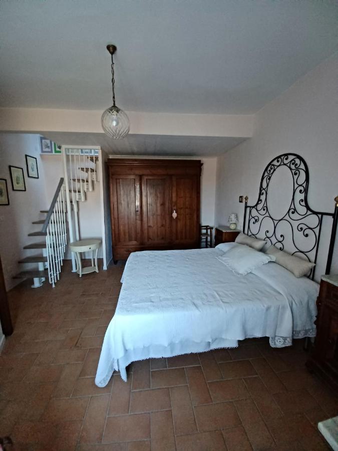Casa Vacanze L'Acquerello Lari Buitenkant foto