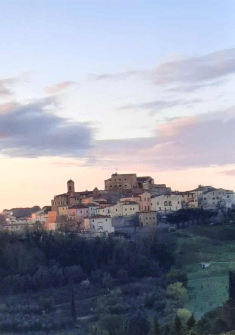 Casa Vacanze L'Acquerello Lari Buitenkant foto
