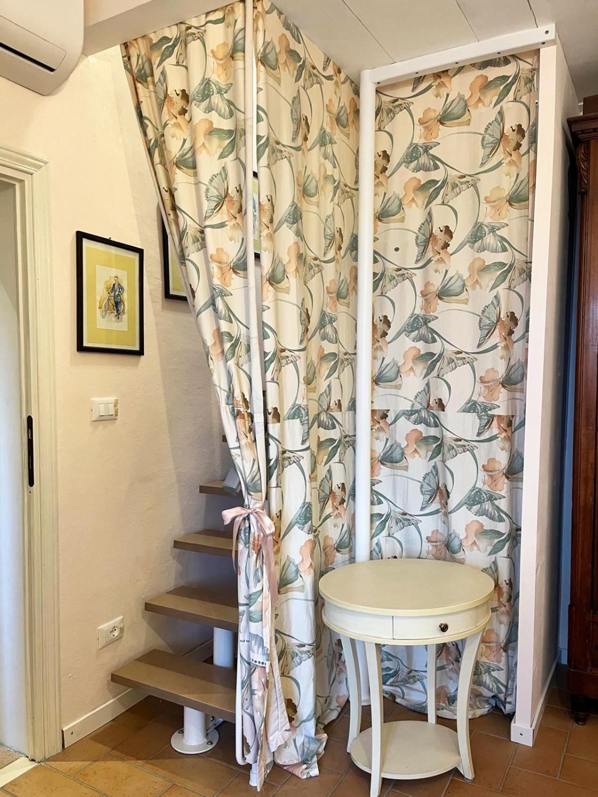 Casa Vacanze L'Acquerello Lari Buitenkant foto